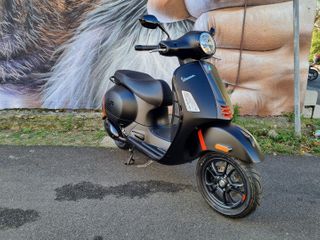 2025  Vespa GTS 300 Super Sport (Black) New Motorbike Thumbnail