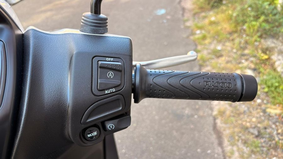 2025 Piaggio Medley 150 S Photo 14