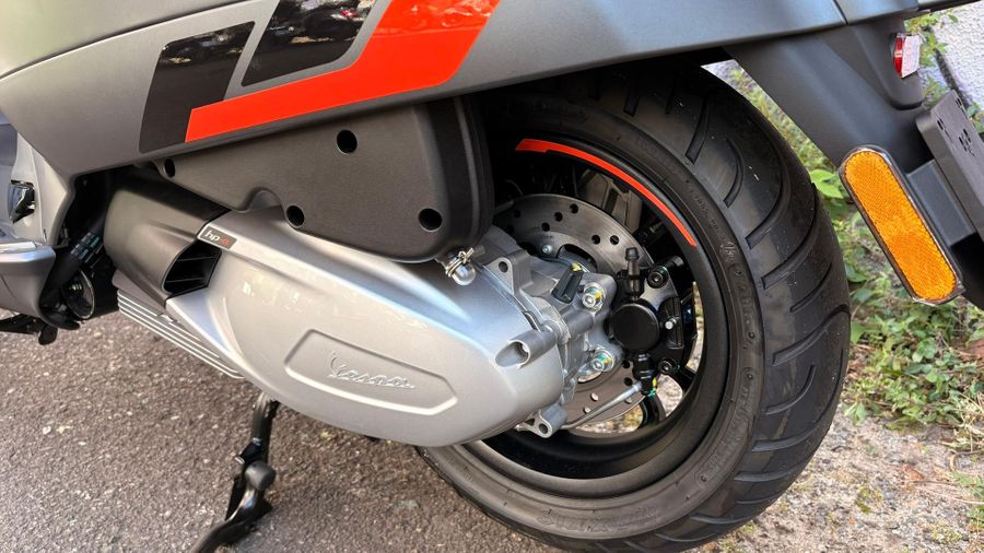 2025 Vespa GTS 300 Super Sport Photo 15