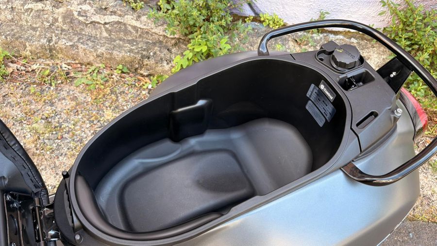 2025 Vespa GTS 300 Super Sport Photo 13