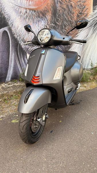 2025 Vespa GTS 300 Super Sport Photo 3