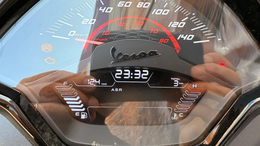 2025 Vespa GTS 300 Super Sport Photo 10