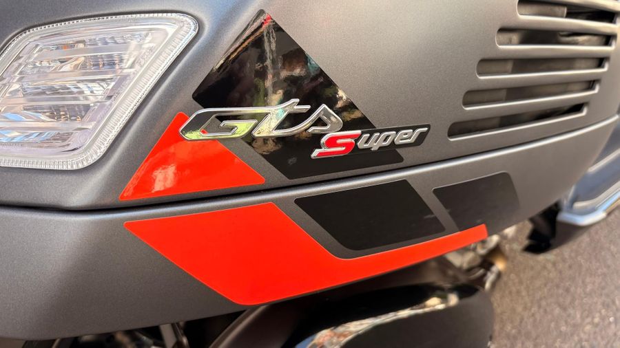 2025 Vespa GTS 300 Super Sport Photo 16