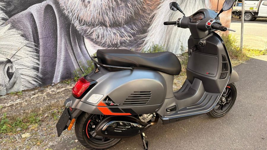 2025 Vespa GTS 300 Super Sport Photo 5