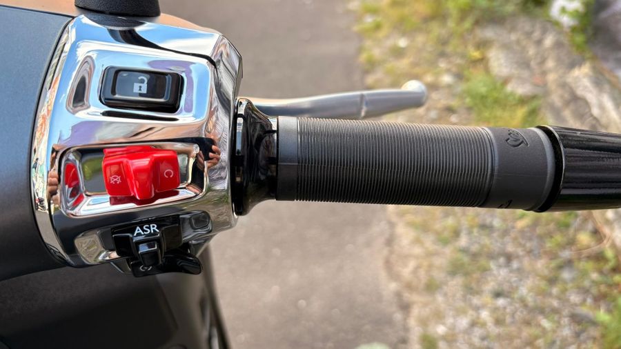 2025 Vespa GTS 300 Super Sport Photo 11