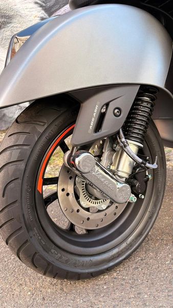 2025 Vespa GTS 300 Super Sport Photo 14