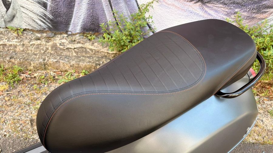 2025 Vespa GTS 300 Super Sport Photo 12