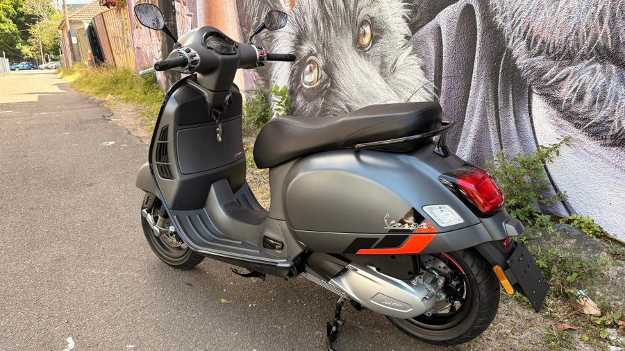 2025 Vespa GTS 300 Super Sport Photo 2