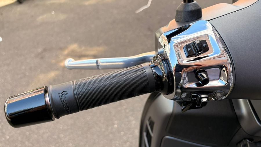 2025 Vespa GTS 300 Super Sport Photo 9