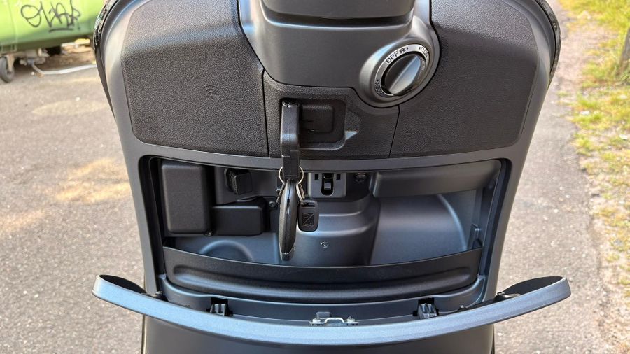 2025 Vespa GTS 300 Super Sport Photo 8