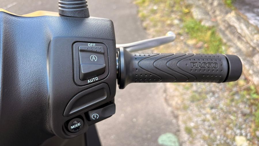 2025 Piaggio Medley 150 S Photo 14